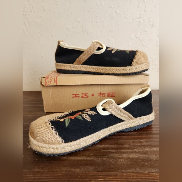 Floral Embroidered Women's flat slip ons, Size 8 - Picture 3 of 9